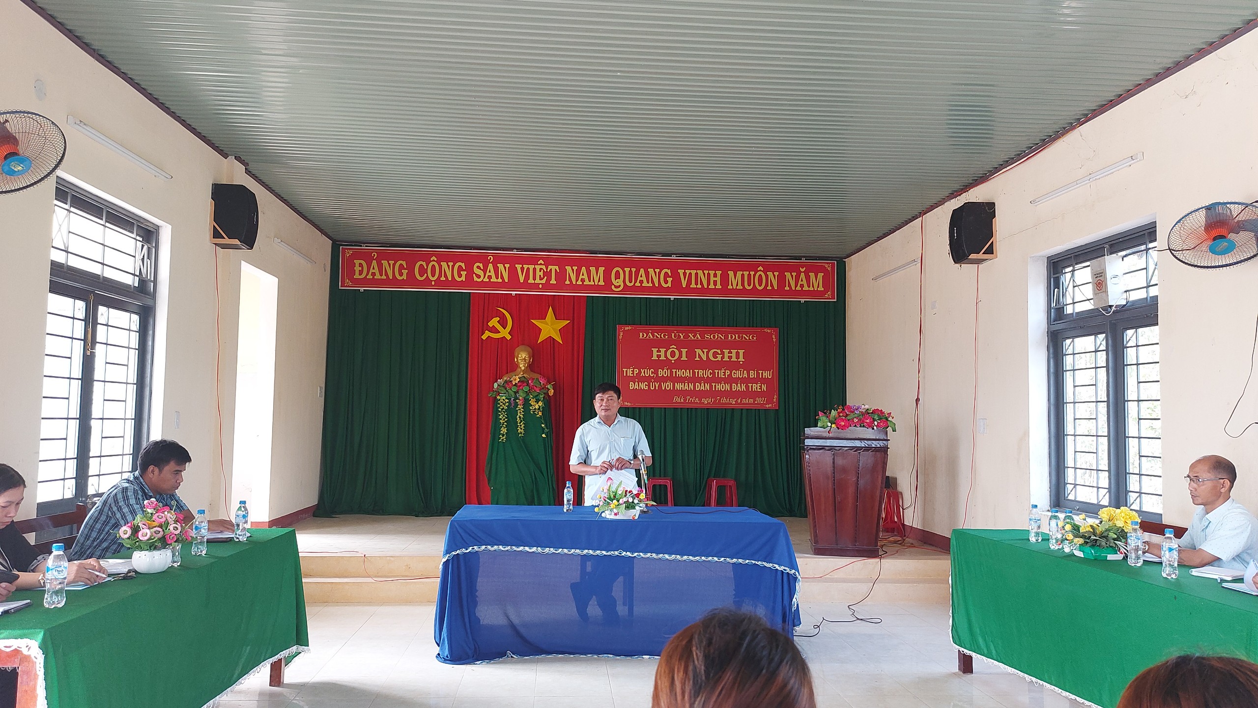 Bí thư Đảng ủy xã tiếp xúc, đối thoại trực tiếp với Nhân dân thôn Đắk Trên