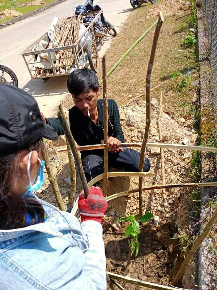 Sáng ngày 9/4 Đoàn Thanh niên thôn Đắk Trên phối hợp với đoàn viên Công đoàn xã tổ chức trồng 200 cây xanh ven trục đường xã.