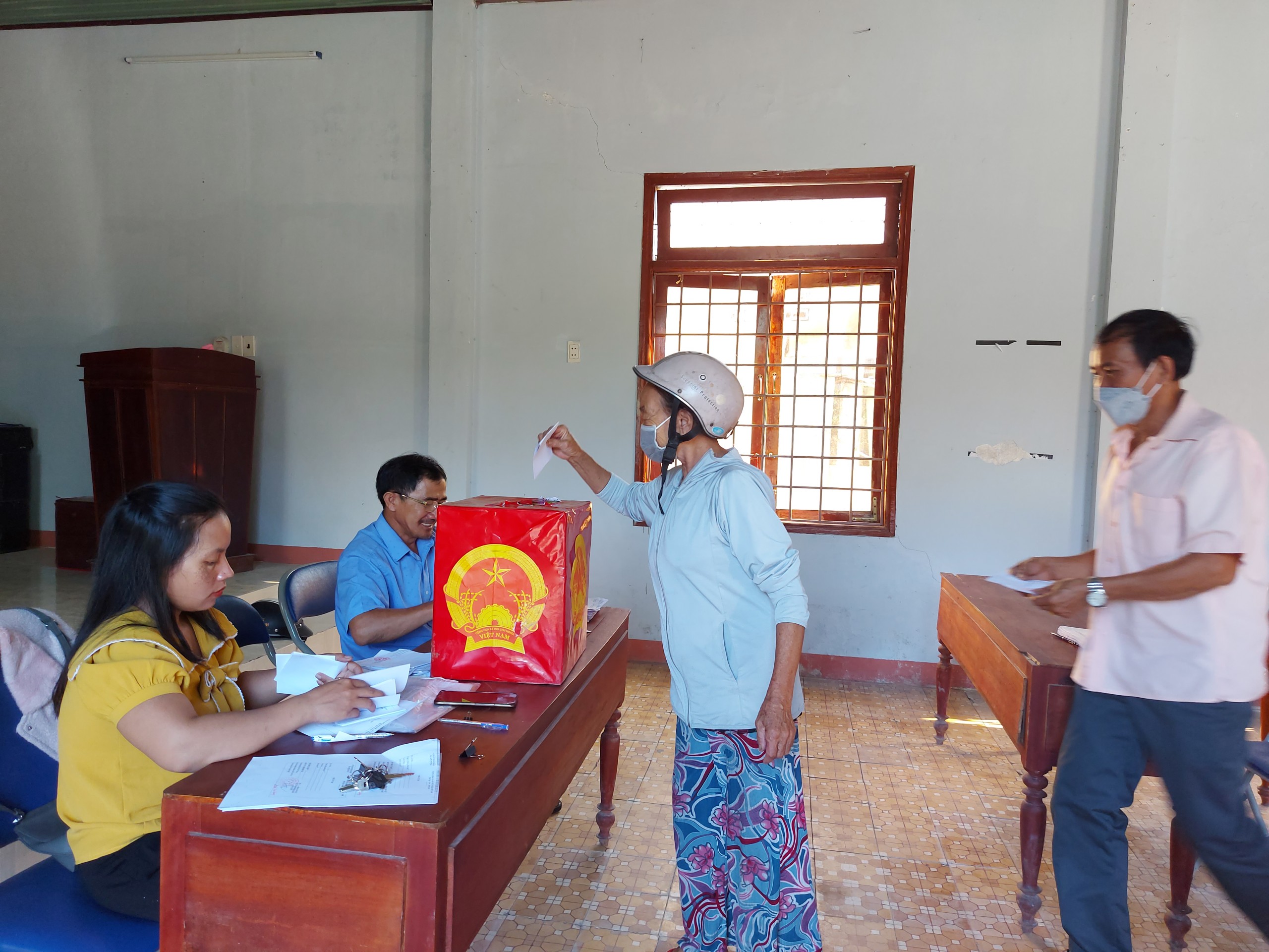 Cử tri xã Sơn Dung đồng loạt đi bầu cử trưởng thôn nhiệm kỳ 2022-2025