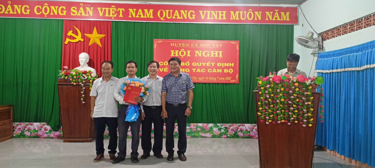 Huyện ủy Sơn Tây tổ chức lễ công bố quyết định về công tác cán bộ xã Sơn Dung