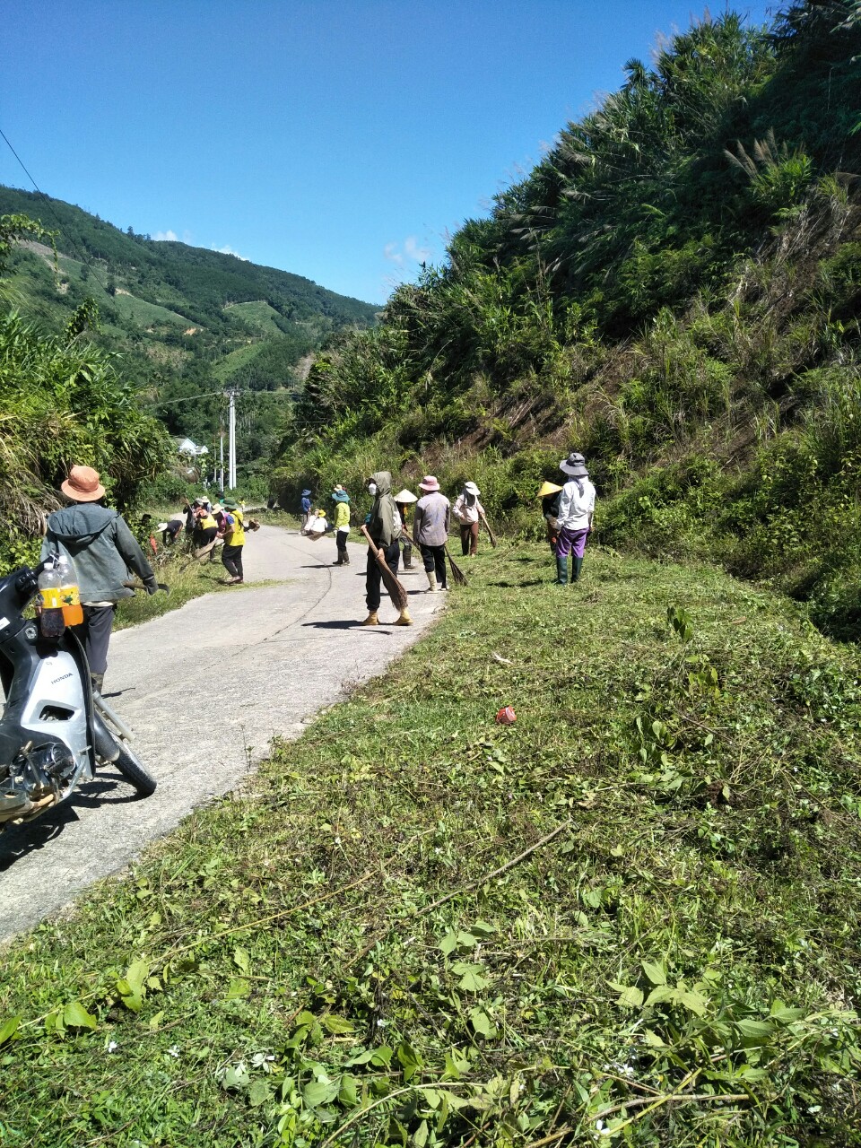 Hội LHPN xã Sơn Dung tổ chức phát động và ra quân tổng dọn vệ sinh môi trường trên đoạn đường tự quản thôn Gò Lã