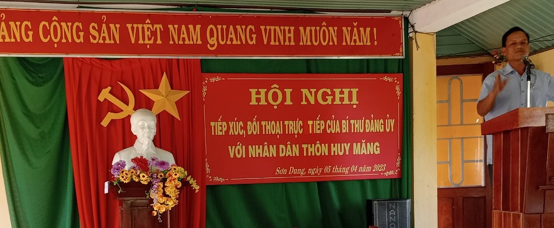 Bí thư Đảng uỷ xã Sơn Dung Đinh Văn Hai tiếp xúc đối thoại trực tiếp với nhân dân thôn Huy Măng